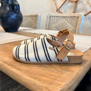 REEF WOMENS SIZE 6 Black and White Striped Slip-On Mules with Tan Strap